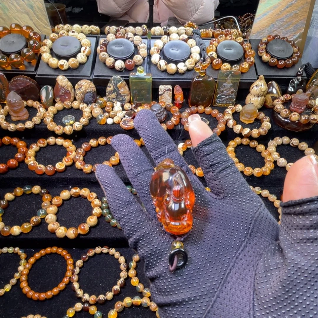 琥珀未镶嵌颈饰貔貅