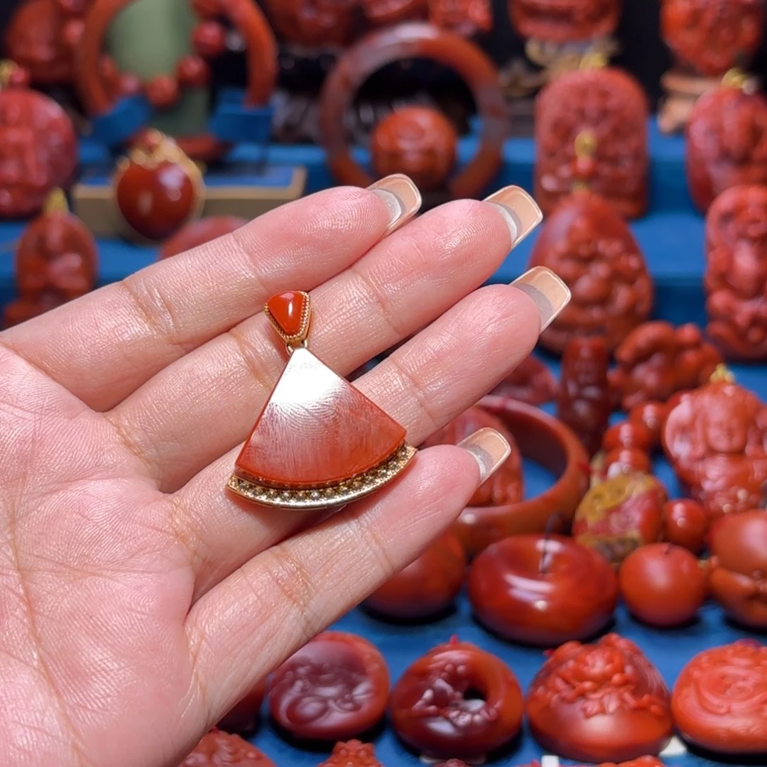 18K金镶嵌雕刻南红玛瑙风**画