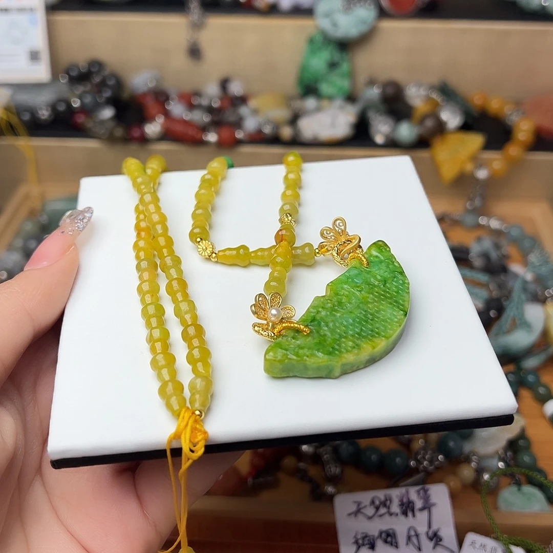 翡翠颈饰未镶嵌思*坤吊坠