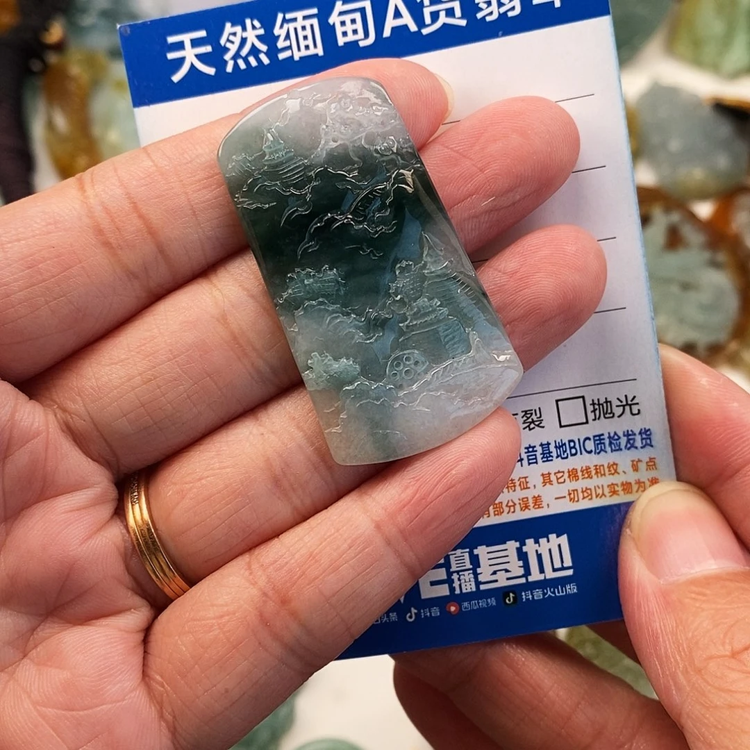 翡翠未镶嵌颈饰山水