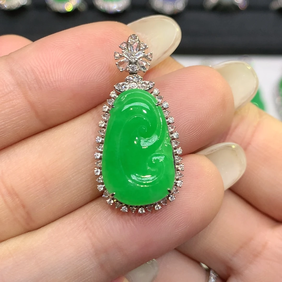 翡翠18K金镶嵌颈饰