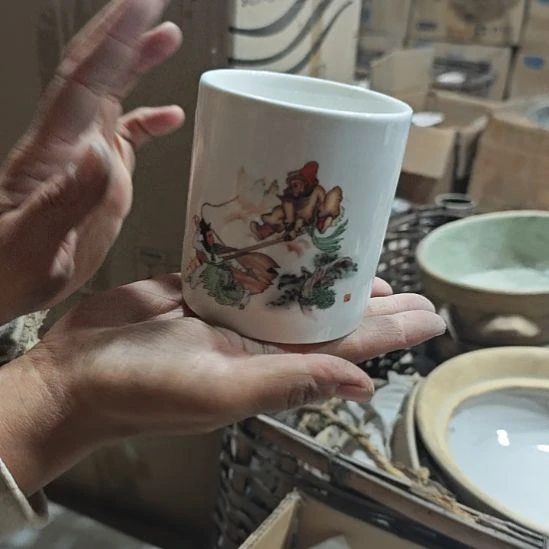 库存微瑕三打白骨精笔筒一个