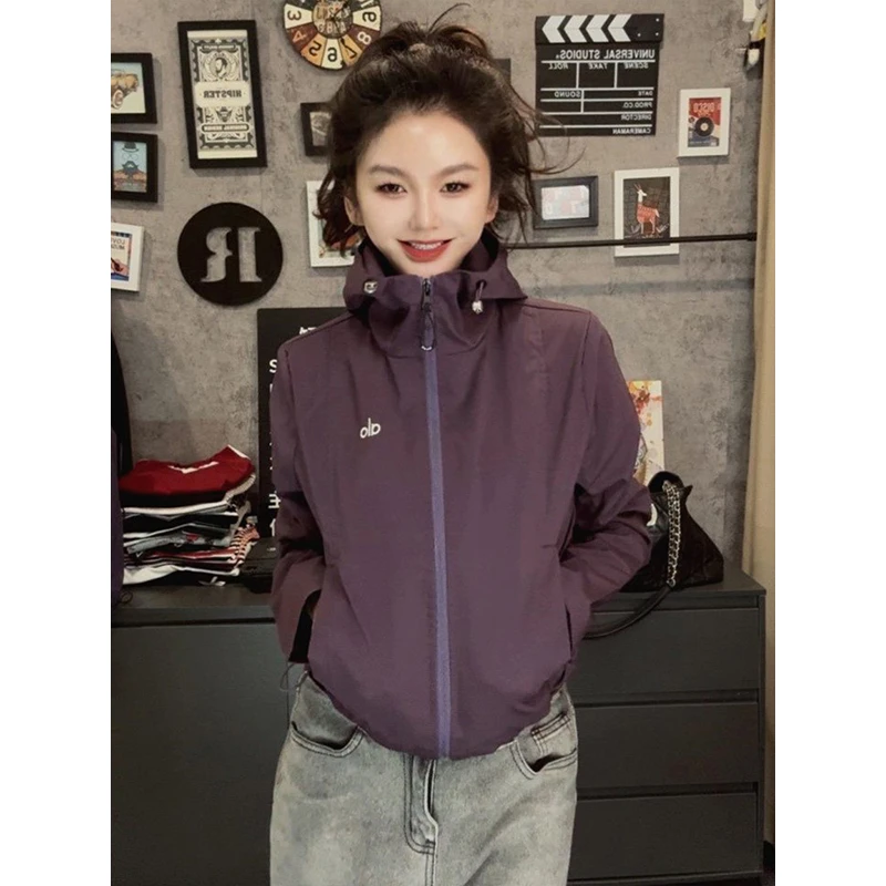 2025秋季新款多巴胺配色【刺绣标】时尚防风短收腰连帽韩版冲锋衣女