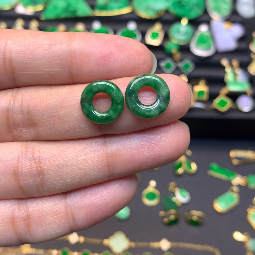 翡翠未镶嵌颈饰有纹