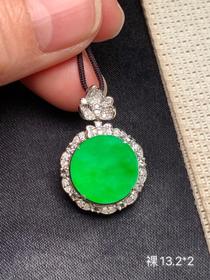 满绿圆牌翡翠吊坠 颜色阳 品质不错 镶嵌精致