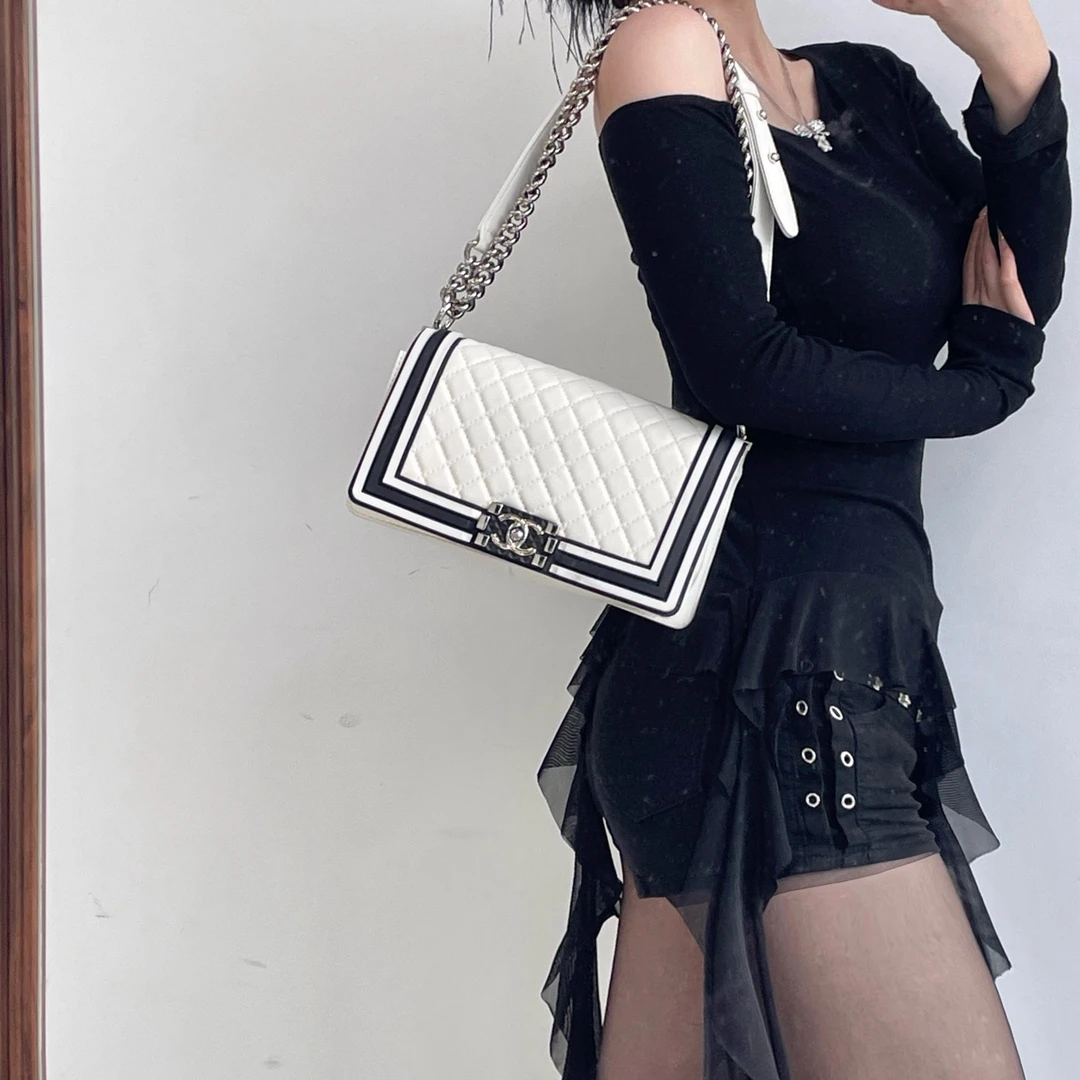 95新 Chanel/香奈儿 chanel白色黑边银扣leboy单肩斜挎包