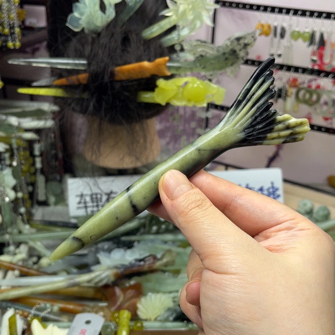 岫玉未镶嵌发饰长度16厘米左右，双面雕工双面可戴