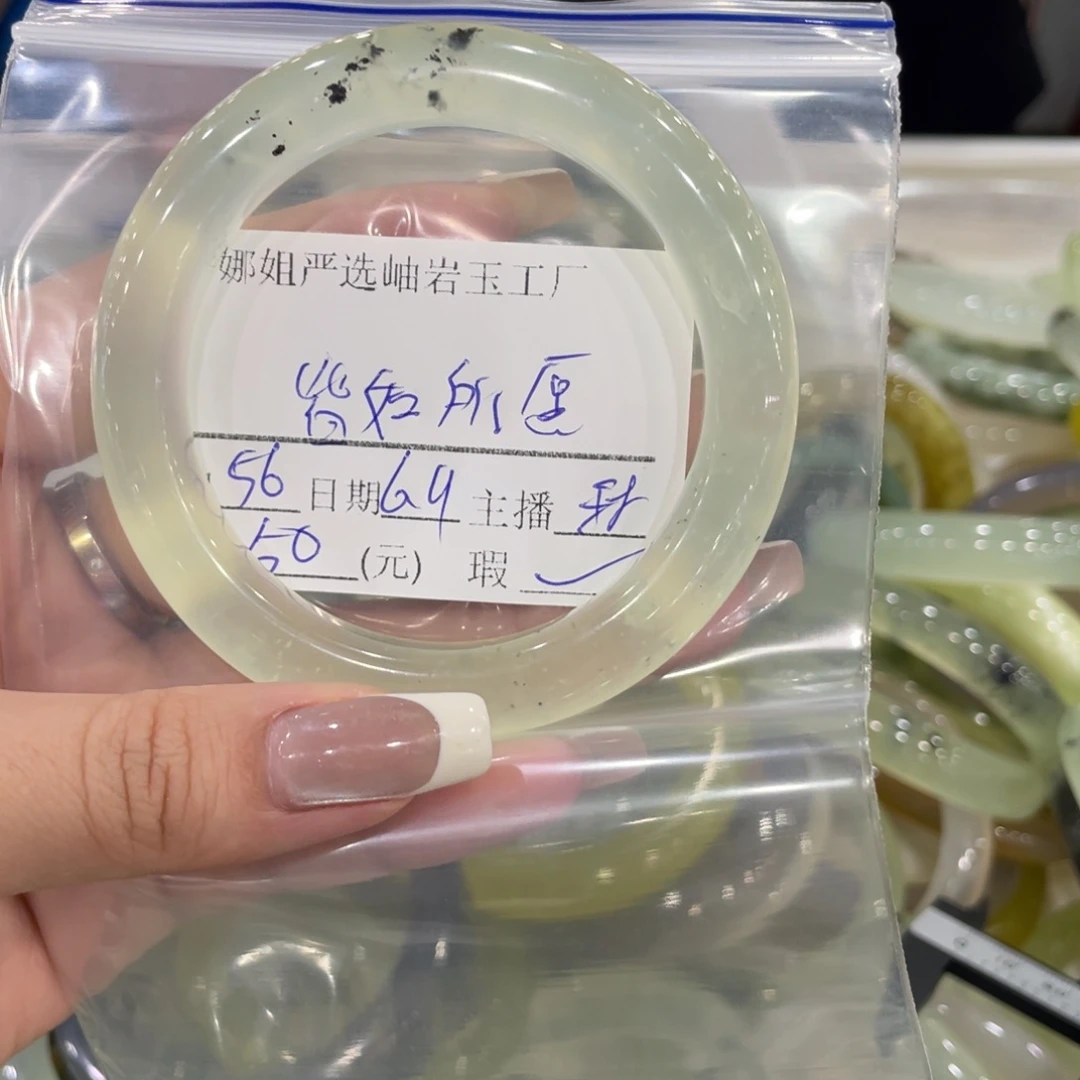 蛇纹石玉未镶嵌手镯皆**愿瑕疵