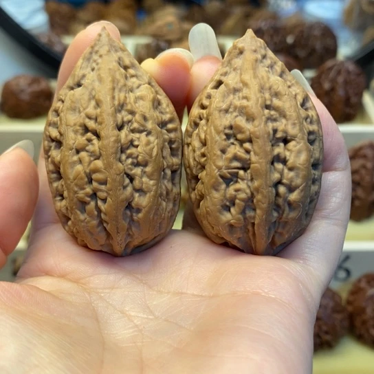 桃核把件豆粒纹金梭子
