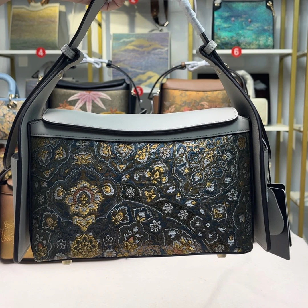 织绣高定风雨中的花朵，倔强又美丽。