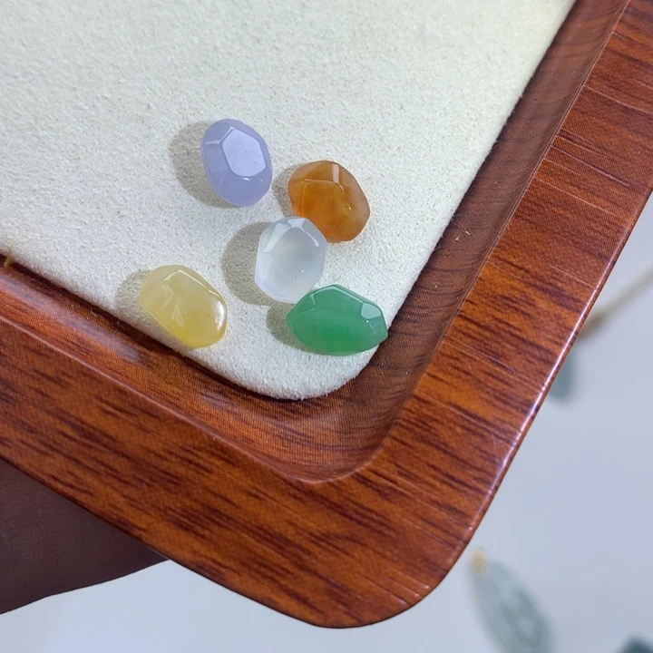 翡翠未镶嵌颈饰随形