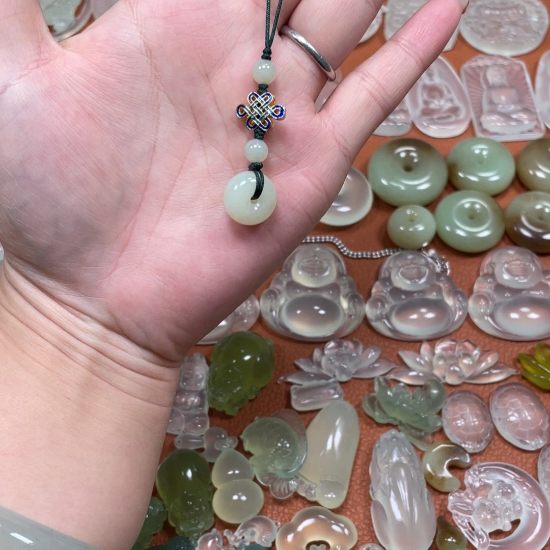 透闪石-蛇纹石玉未镶嵌颈饰