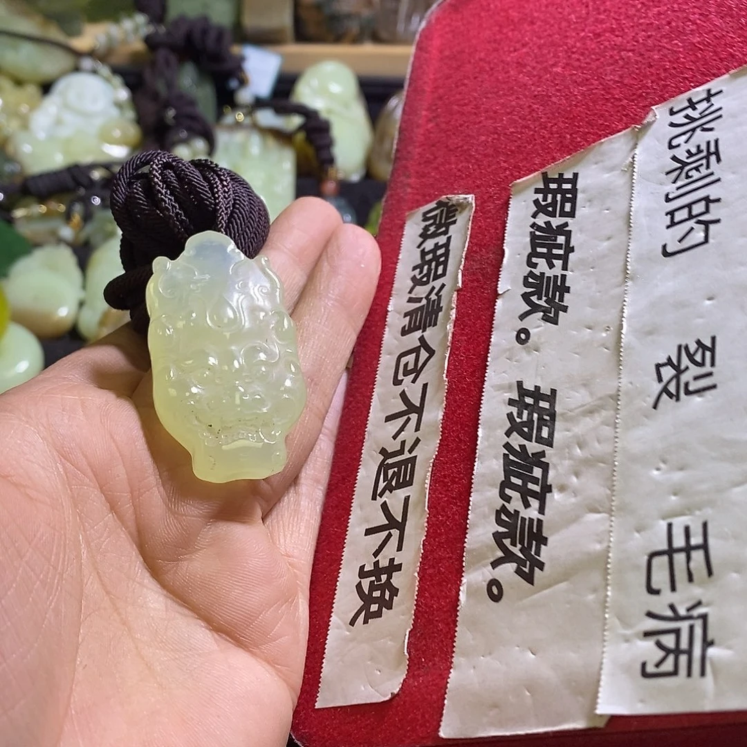 岫玉未镶嵌颈饰一个