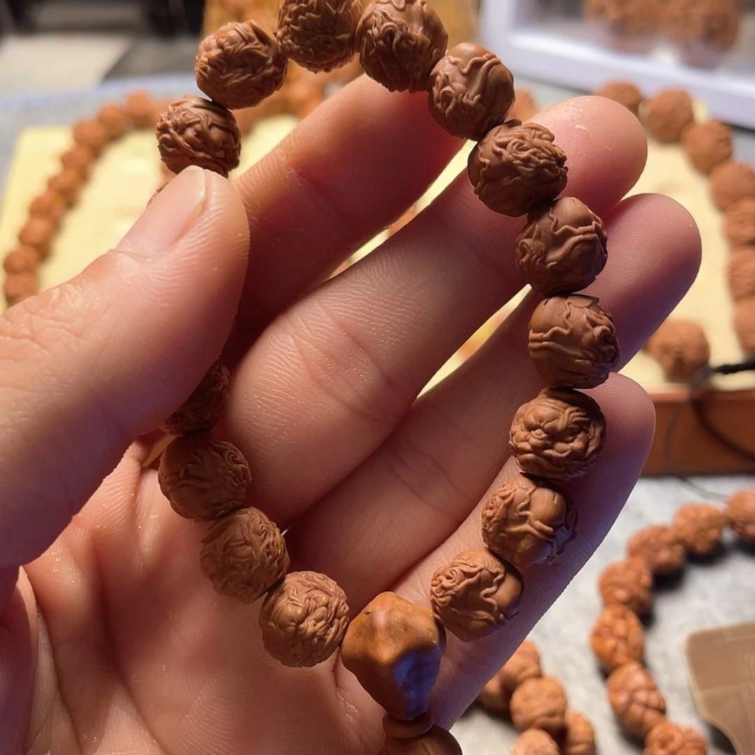 龙纹桃核雕刻钟馗头