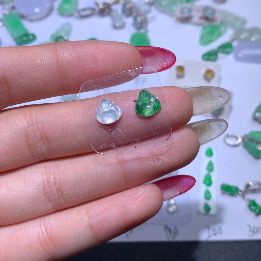 翡翠未镶嵌颈饰一对佛