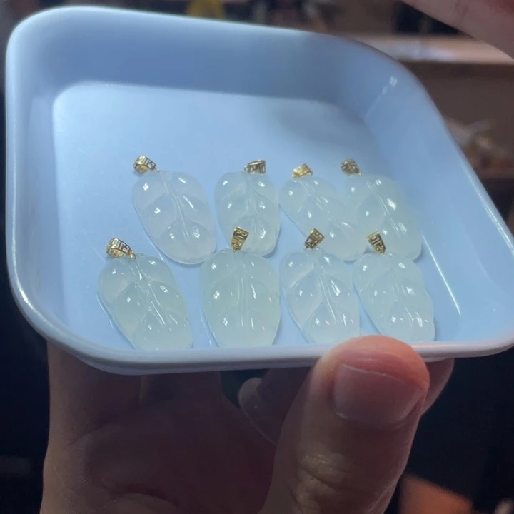 翡翠未镶嵌颈饰多样性一件裸发