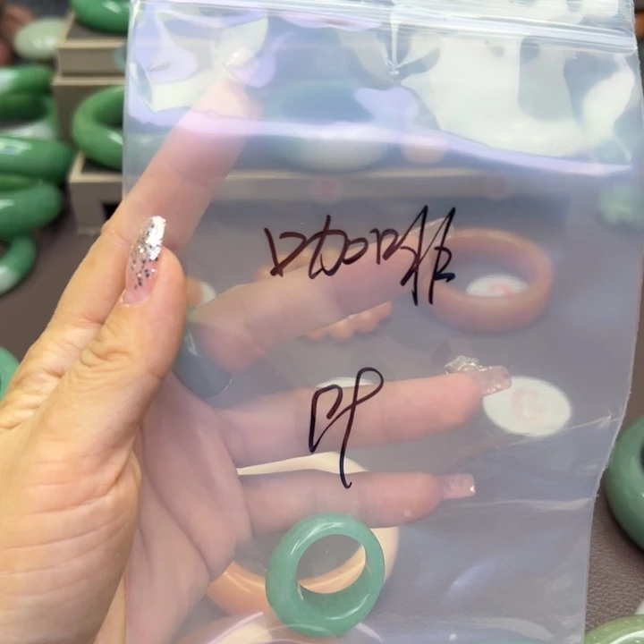 未镶嵌手镯石英岩玉咖**祝