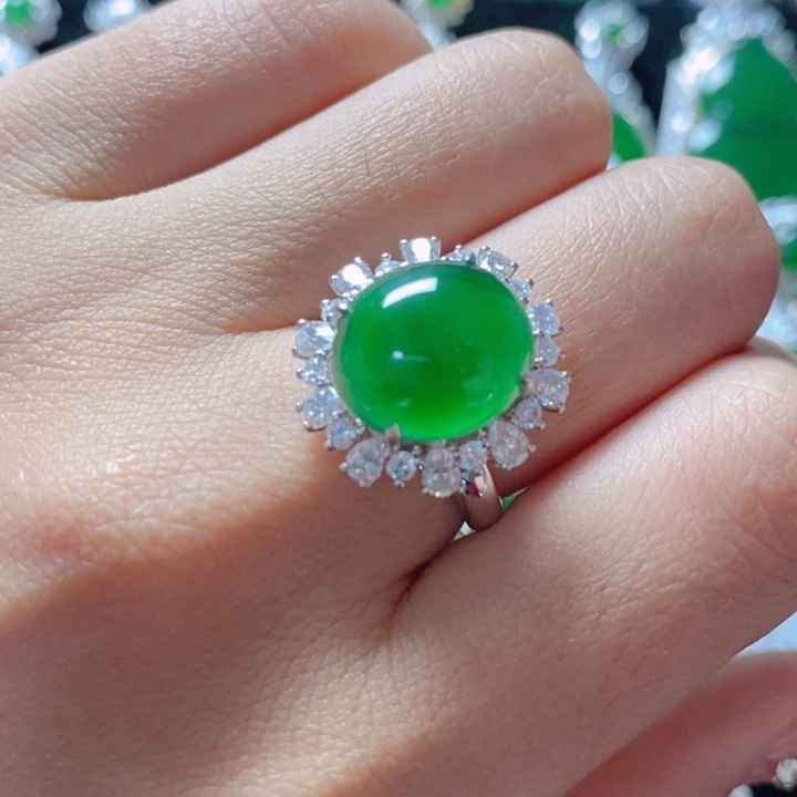 翡翠颈饰18K金镶嵌18。