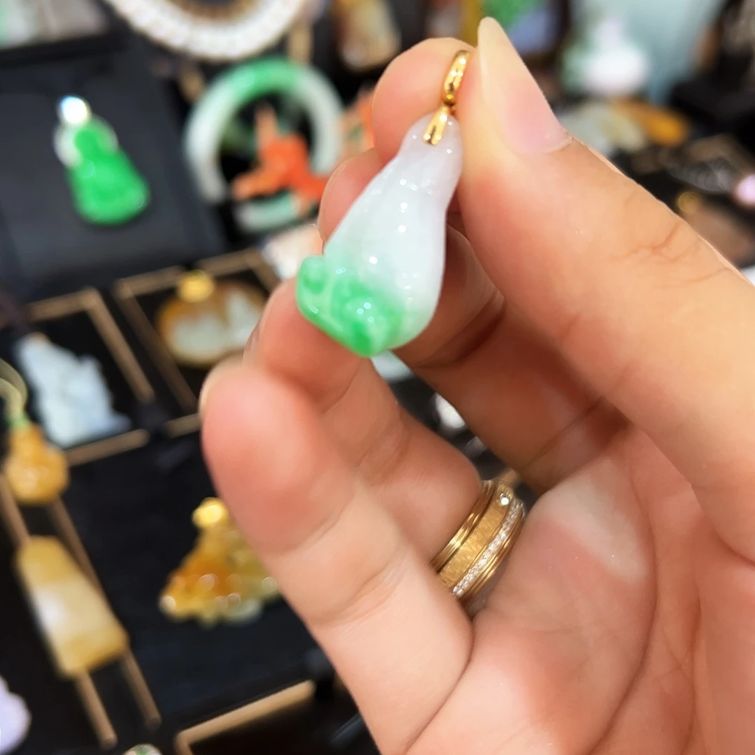 翡翠未镶嵌颈饰宝瓶
