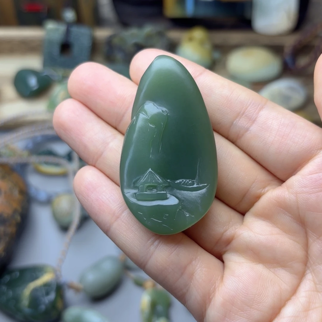 爱***新透闪石质玉未镶嵌颈饰