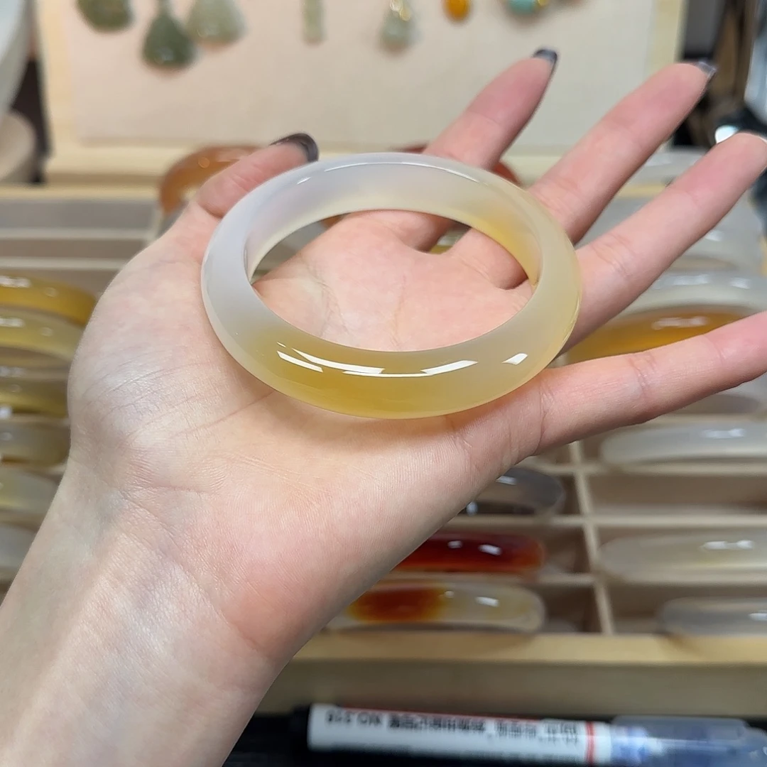 茉****玛瑙/玉髓未镶嵌手镯