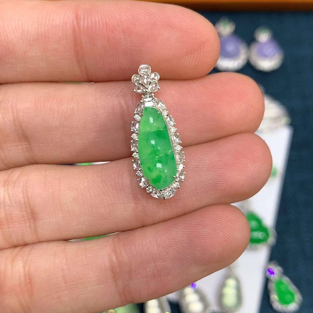 翡翠吊坠(不含链)18K金镶嵌绿豆子