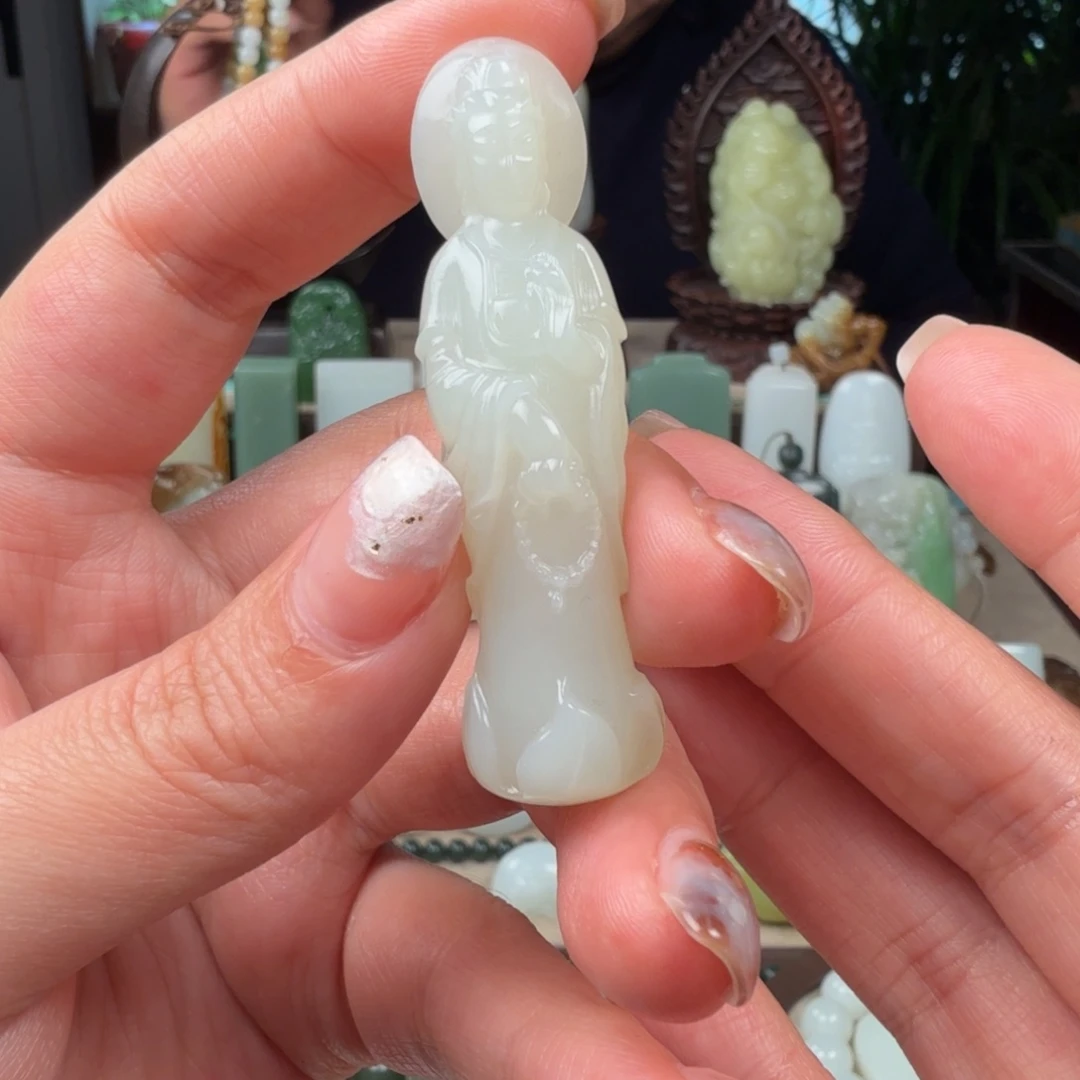 向***跑和田玉未镶嵌颈饰