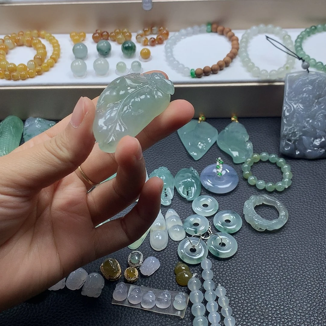 翡翠未镶嵌颈饰叶子