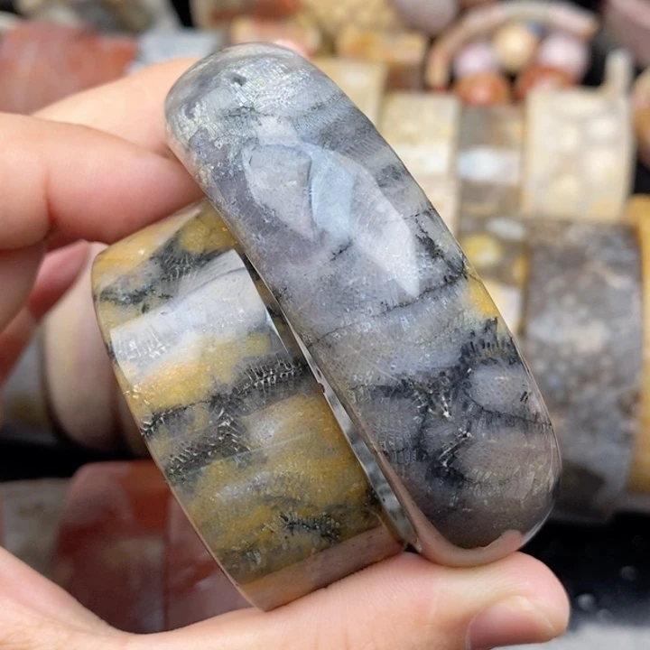 J***a硅化玉手镯未镶嵌