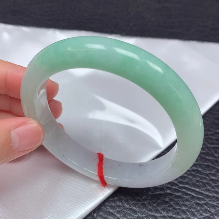 翡翠手镯未镶嵌60-61。