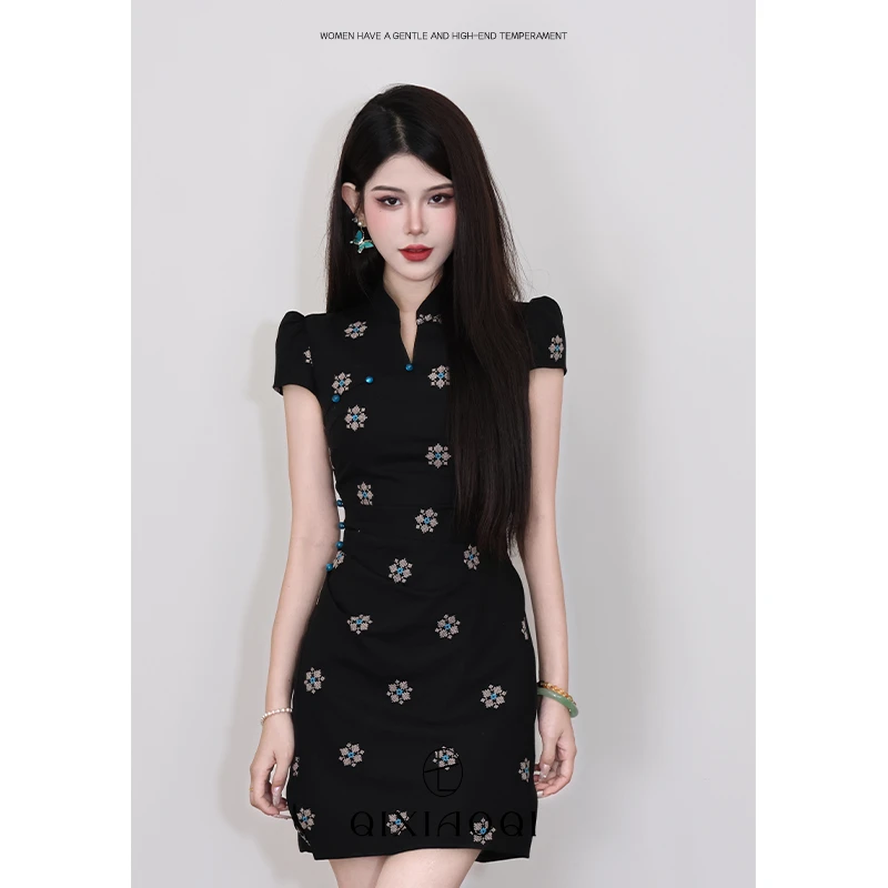 七小七Sicily【花涧绣】新中式黑色刺绣V领短款改良旗袍连衣裙女
