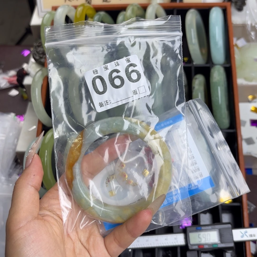 未镶嵌蛇纹石玉手镯轻**?