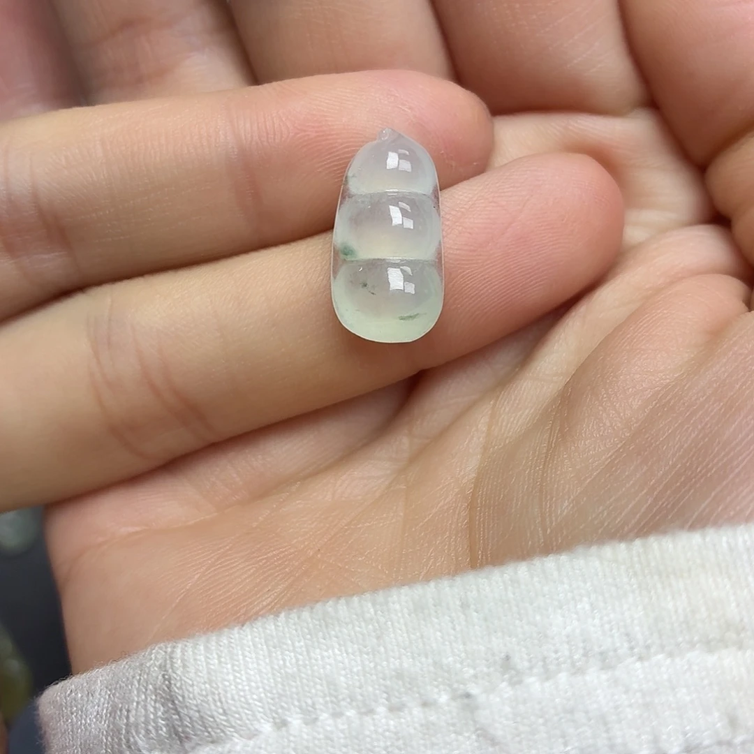 翡翠未镶嵌颈饰飘花豆