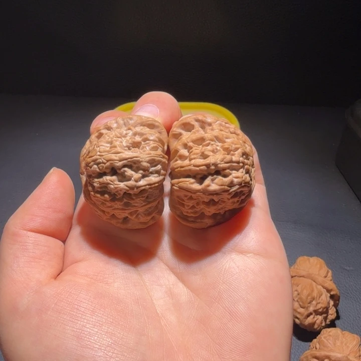 文玩核桃吊坠白狮子