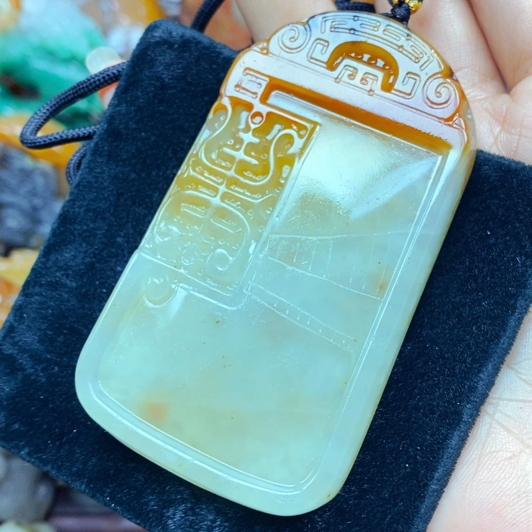 未镶嵌石英质玉（黄龙玉）颈饰