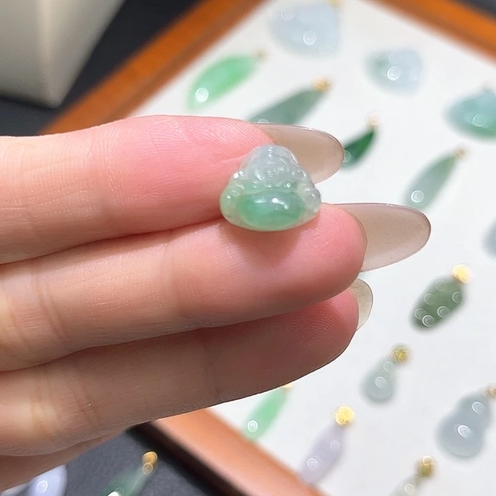 翡翠未镶嵌颈饰佛公