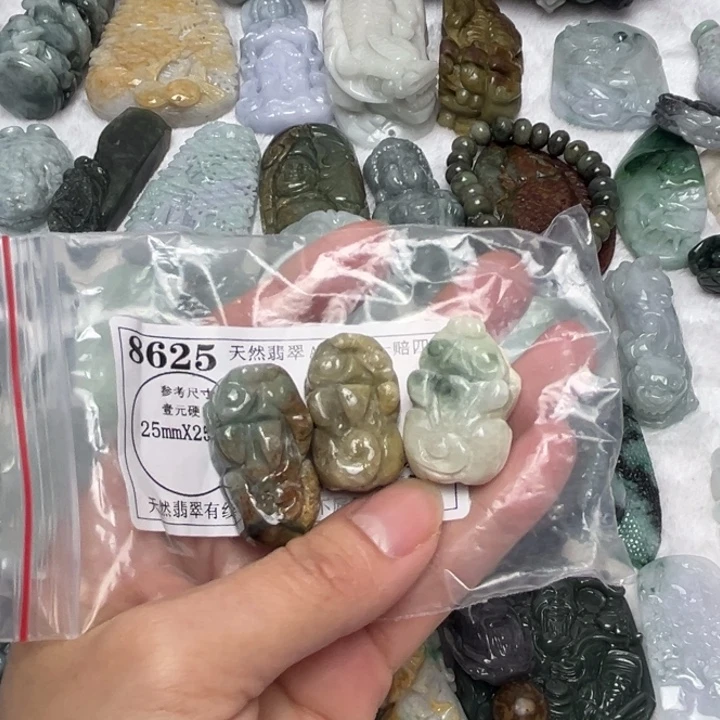 翡翠未镶嵌颈饰8625瑕疵