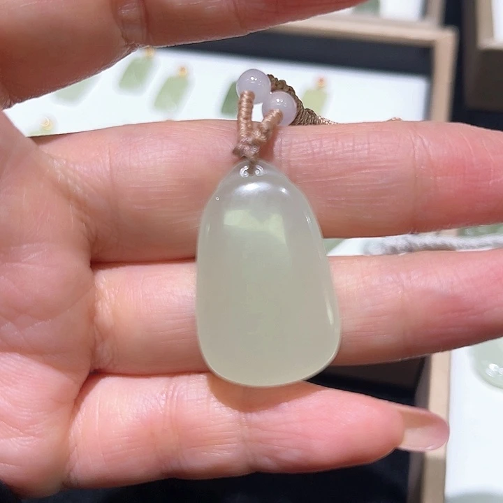 和田玉未镶嵌颈饰凯***?