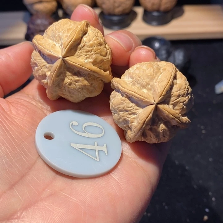 核桃四棱横平竖直手把件37