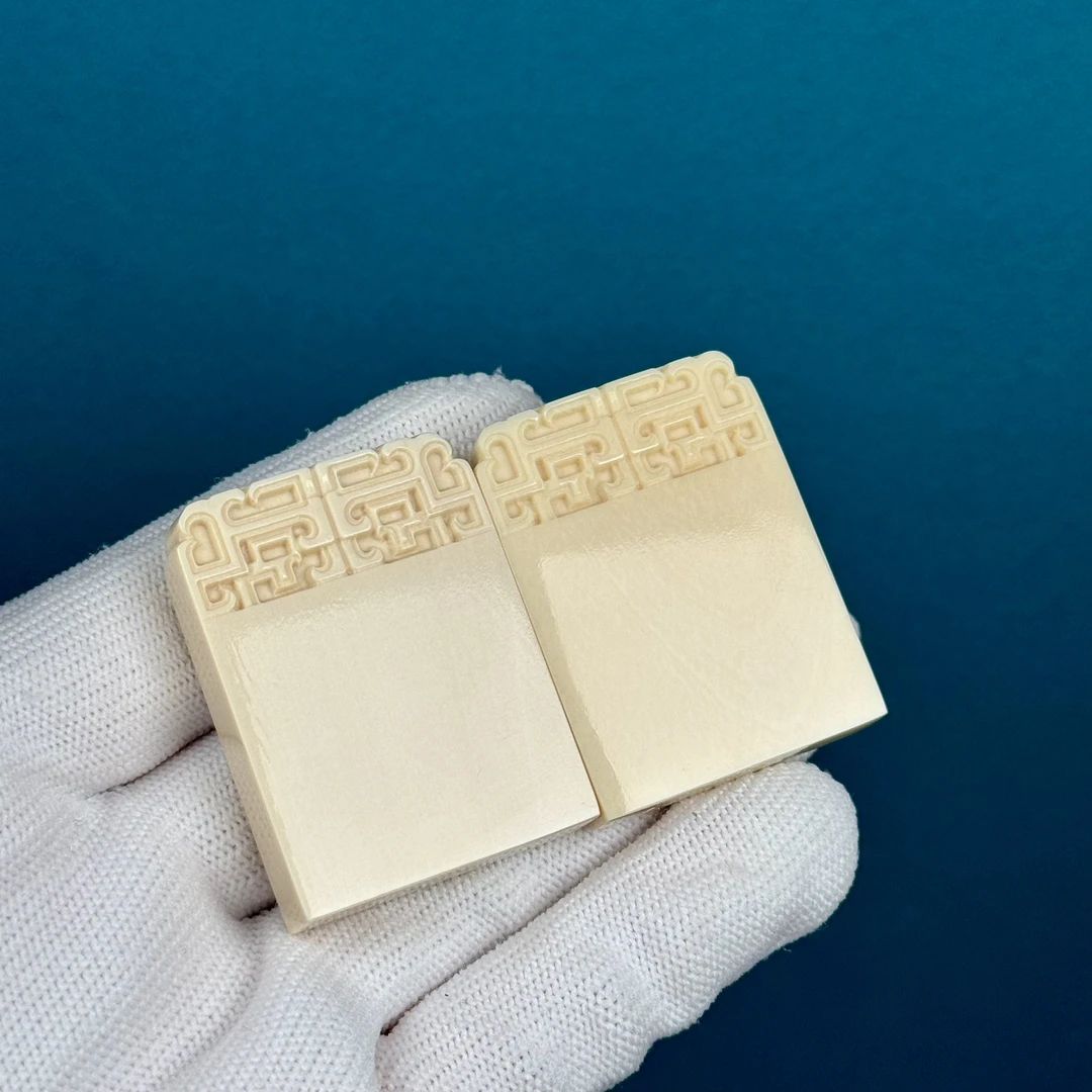 A110天然猛犸牙平安无事牌约30×40×10mm 随机一个发货