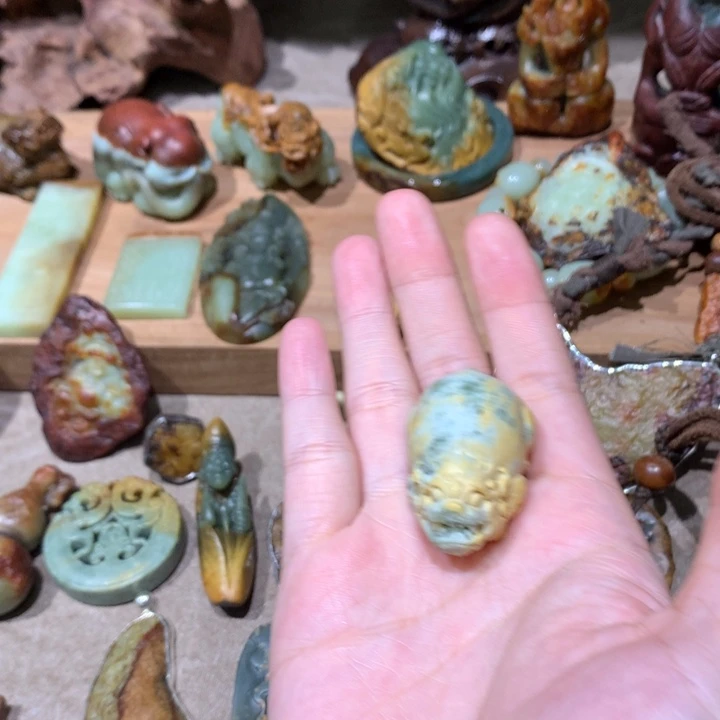 未镶嵌岫岩河磨玉（透闪石质玉）把件…*