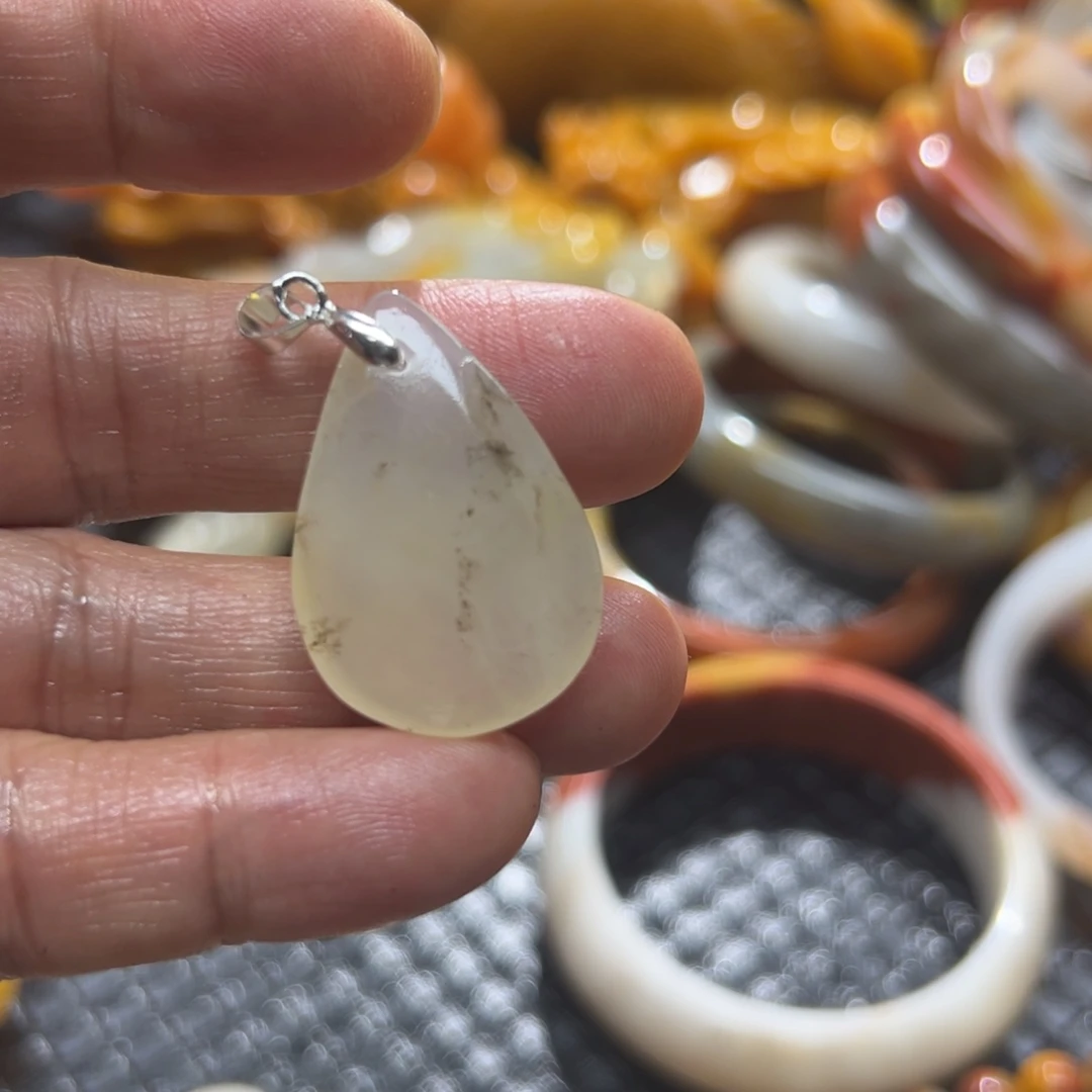 石英质玉未镶嵌颈饰
