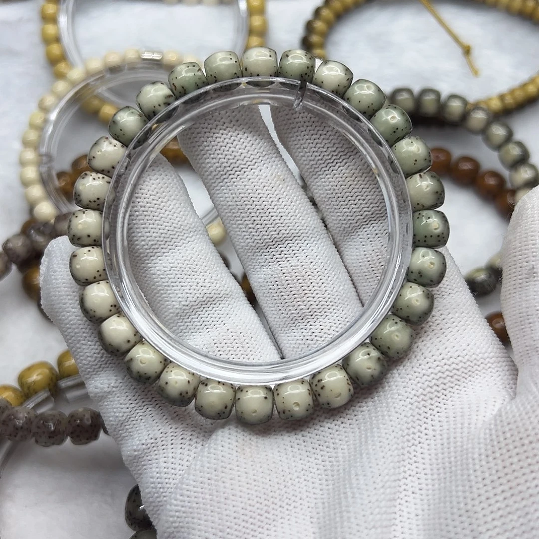 张***漾星月菩提吊坠石玉料