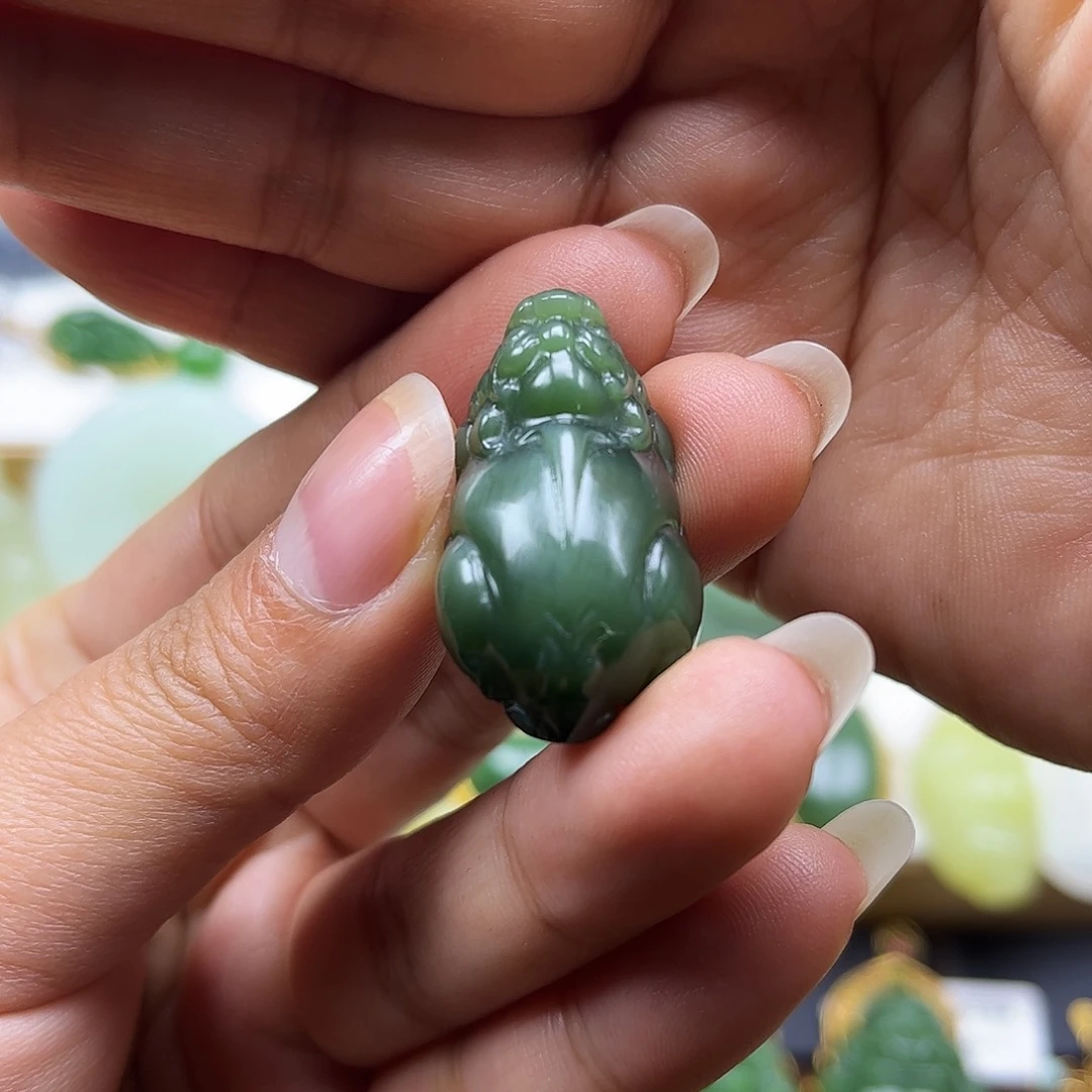 和田玉未镶嵌颈饰猫眼