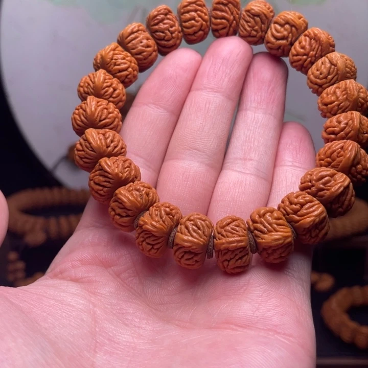 苏***。手串桃核16刺龙手串