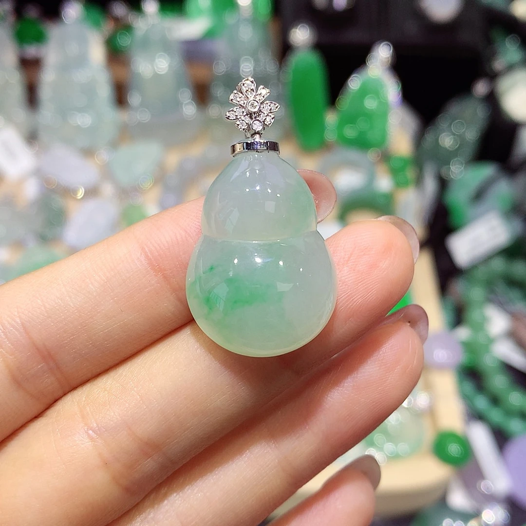 颈饰18K金镶嵌翡翠葫芦