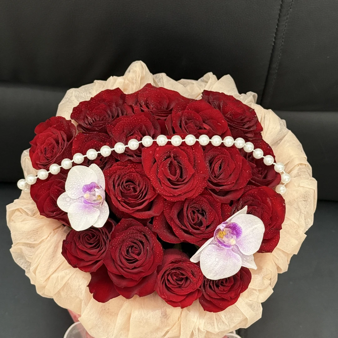 喜庆小香风红玫瑰搭配蝴蝶兰花束