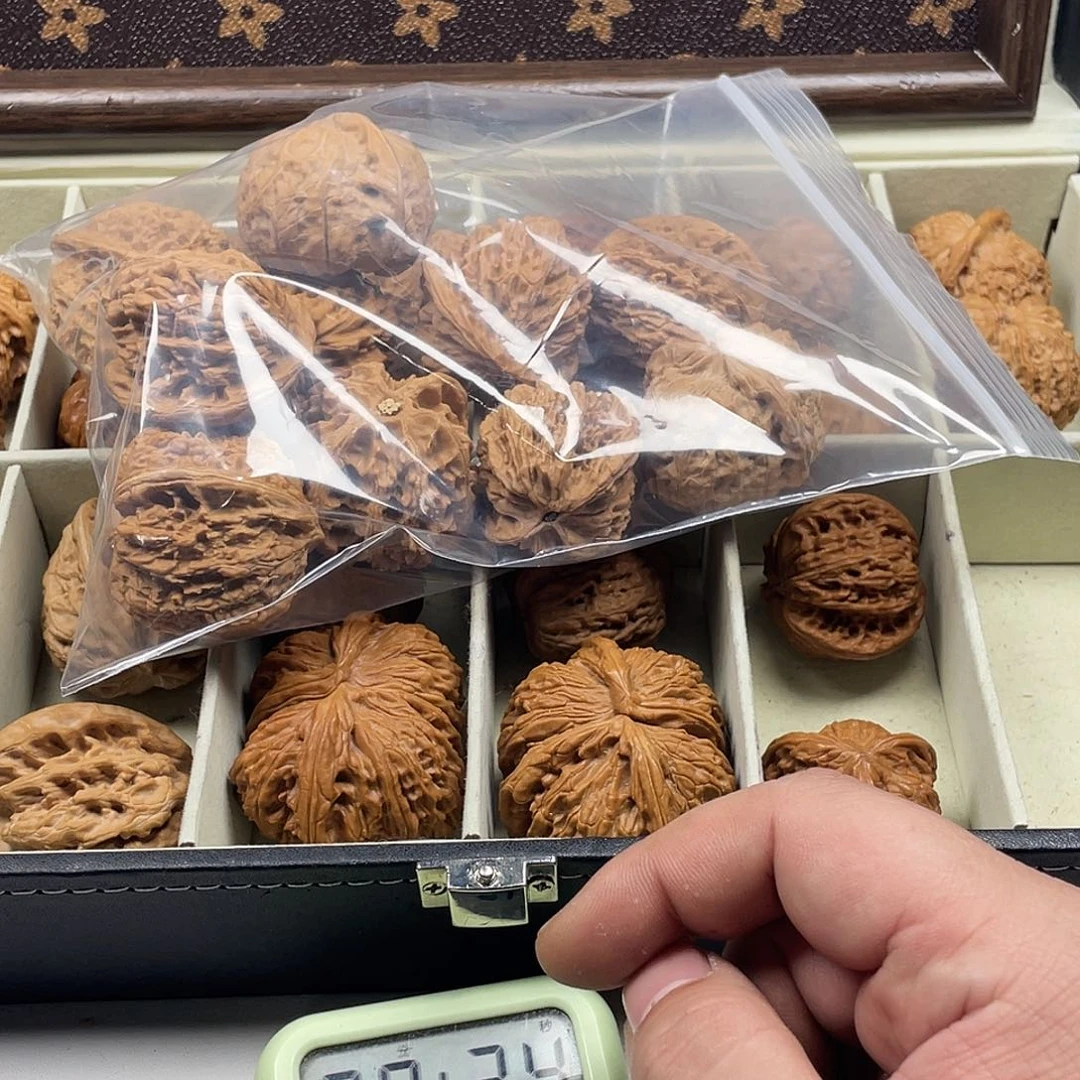 文玩核桃吊坠哈哈好想和她去旅游去