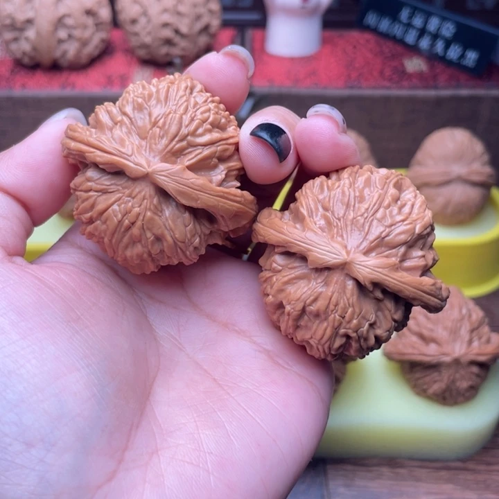 吊坠桃核44白狮子 M140