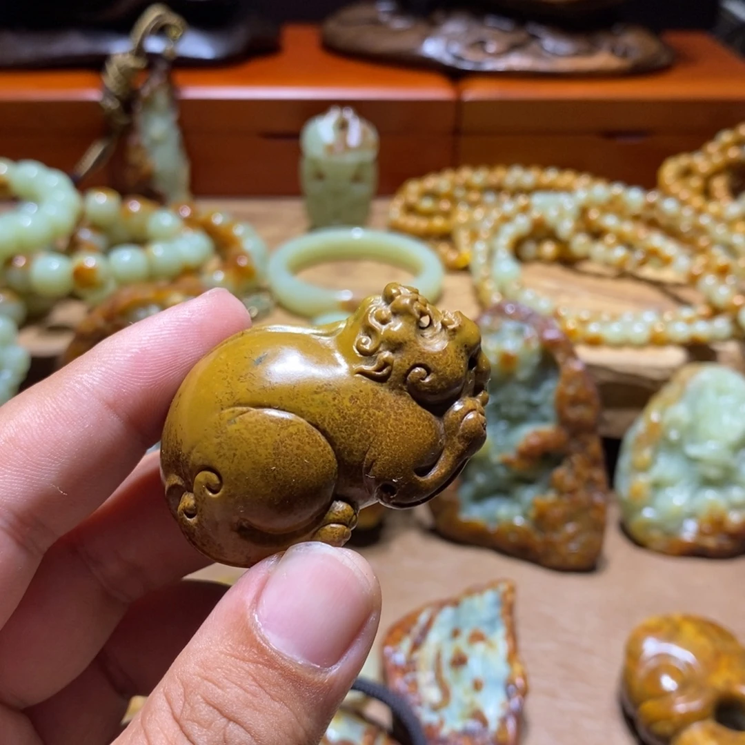 顾***思未镶嵌岫岩河磨玉（透闪石质玉）珠宝奇石